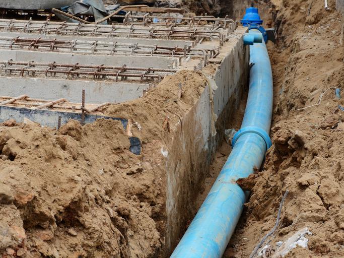 rura położona przy fundamentach